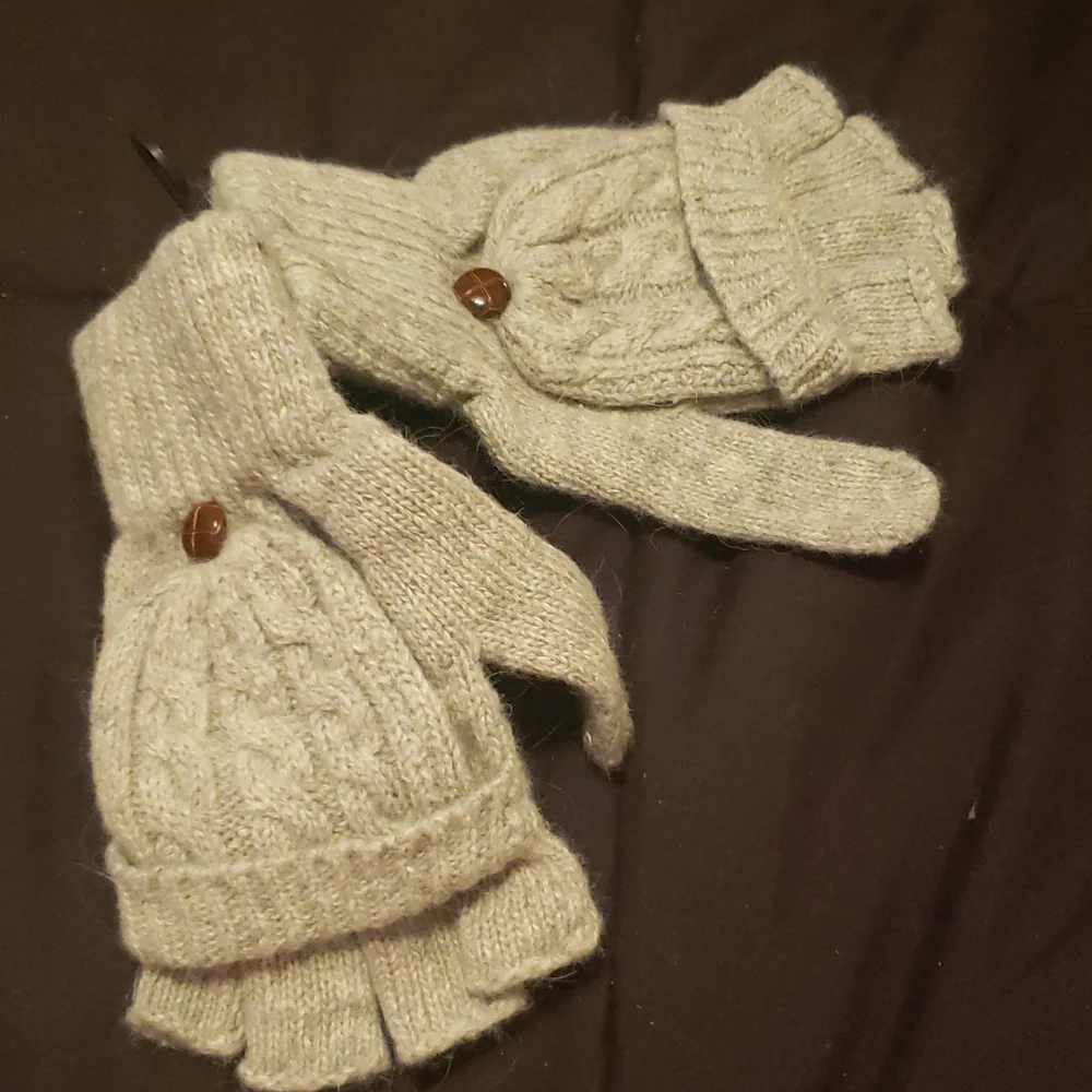 NEW with tag button gloves - Picture 3 of 4